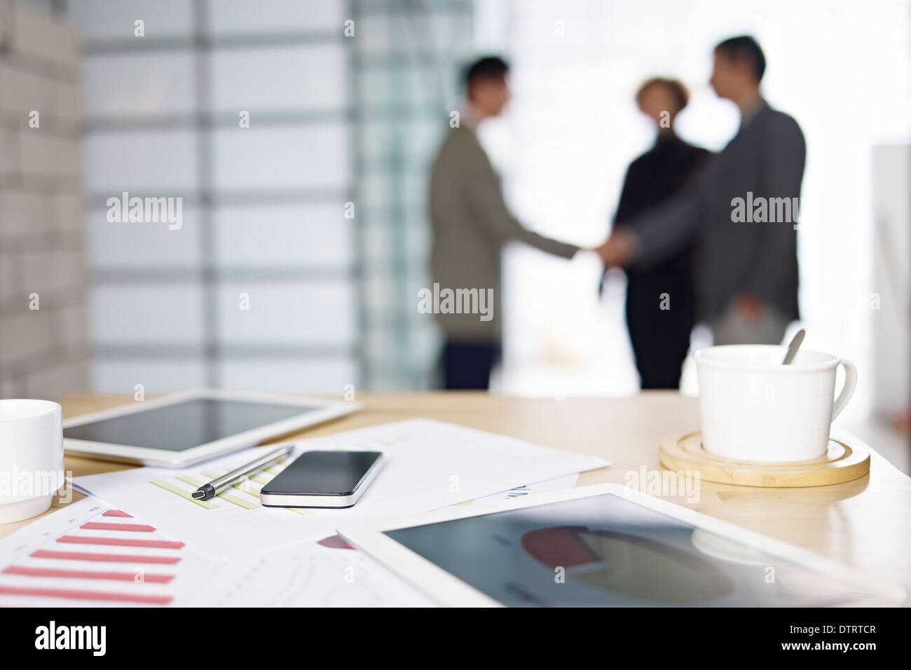 Geschäftsleute treffen im Büro Stockfoto