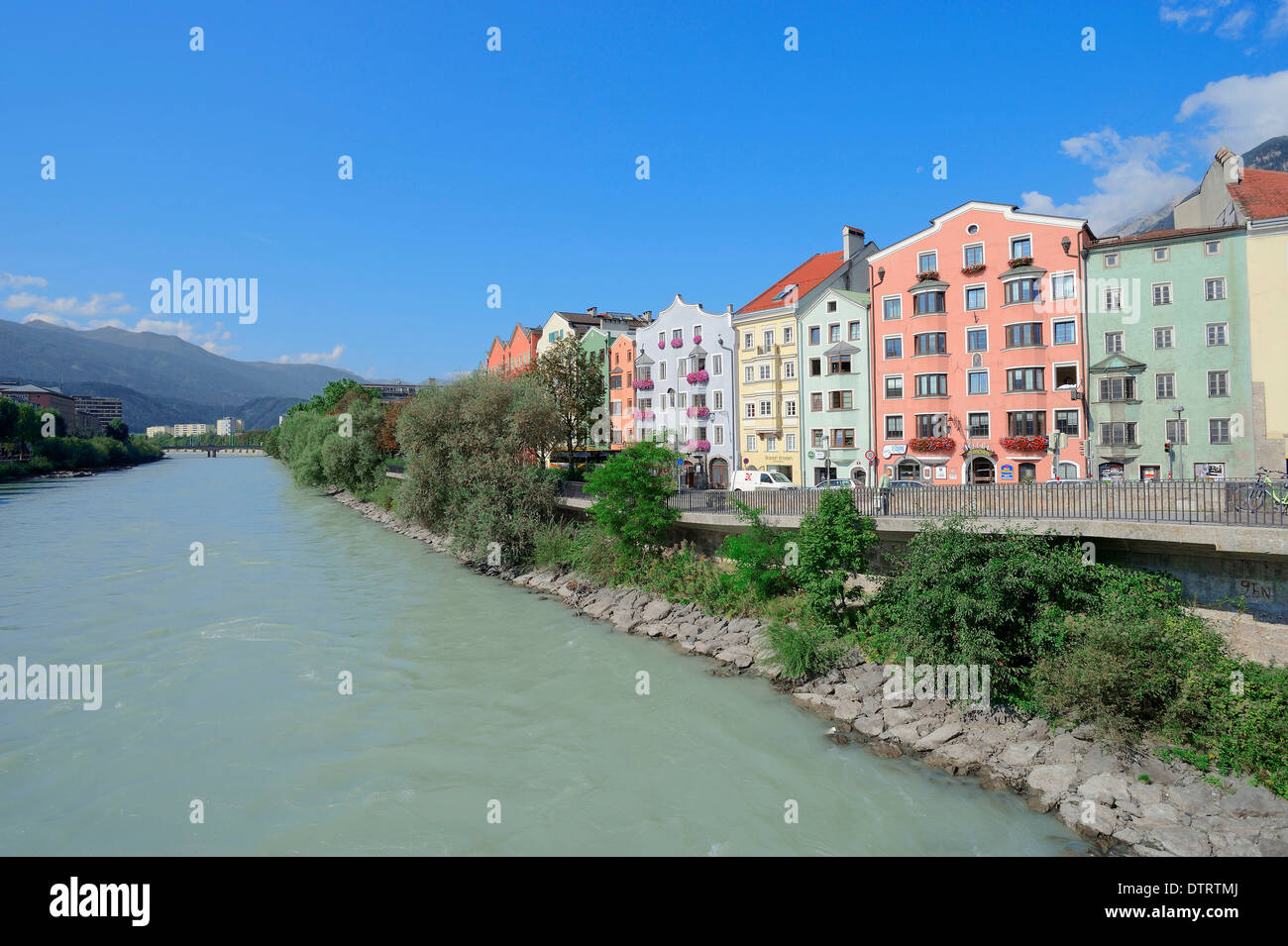 Reihe der Häuser am Fluss Inn, Mariahilfer Straße, Innsbruck, Tirol, Österreich Stockfoto