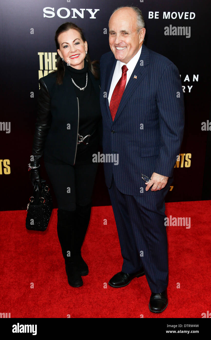 Ehemalige New Yorker Bürgermeister Rudy Giuliani und Frau Judith Nathan besuchen die Premiere von "The Monuments Men" im Ziegfeld Theatre. Stockfoto