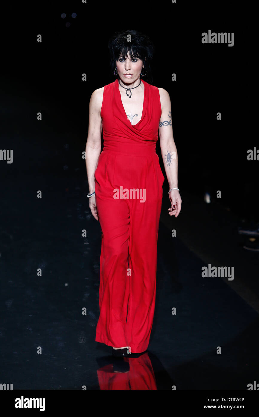 Joan Jett trägt Catherine Malandrino auf dem Laufsteg bei Go Red für Frauen - The Heart Wahrheit Red Dress Collection-Fashion-Show. Stockfoto