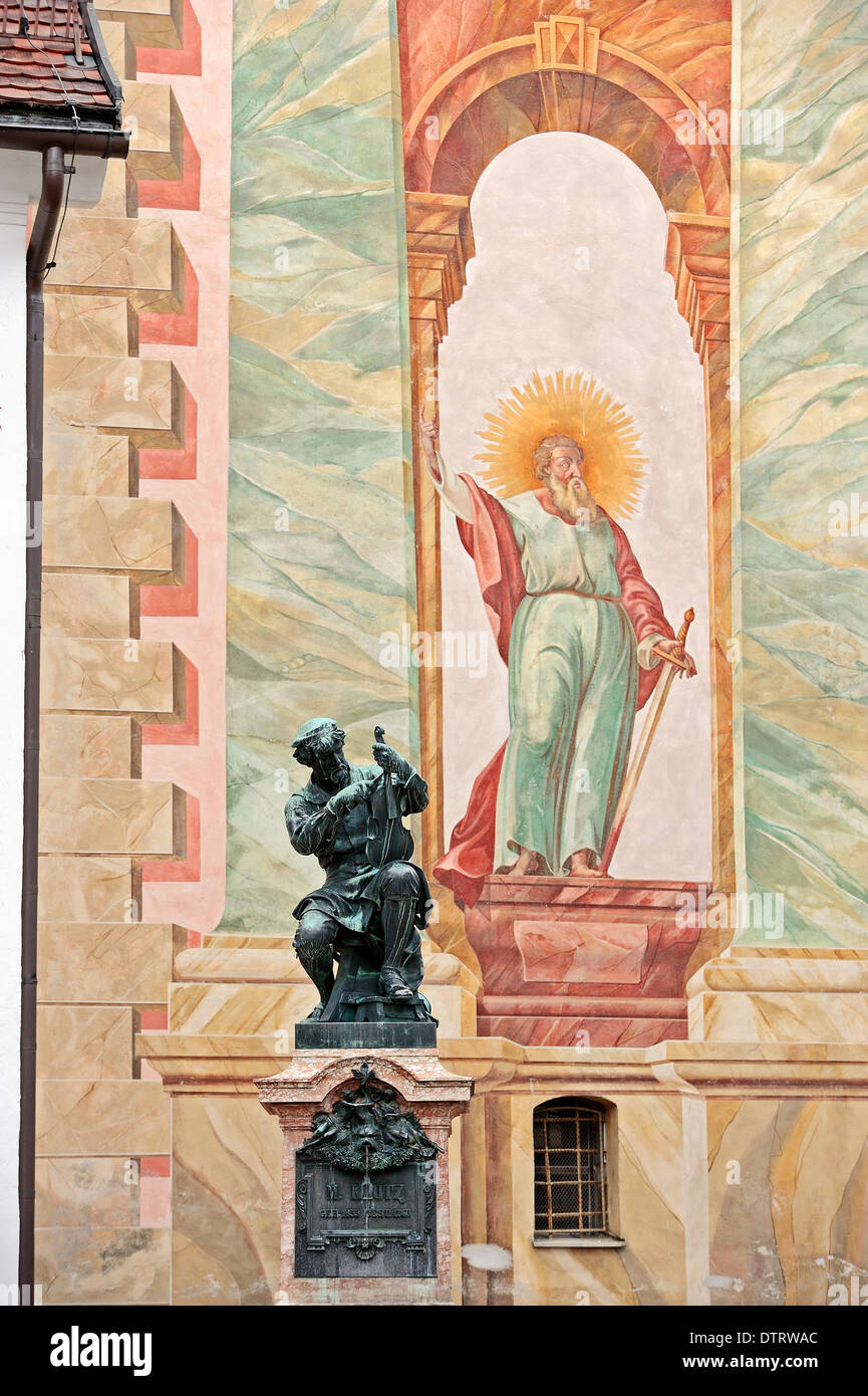 Statue Violine Hersteller Matthias Klotz Wandmalereien in der Pfarrei Kirche St Peter Paul Mittenwald Werdenfelser Land Bayern Deutschland Stockfoto