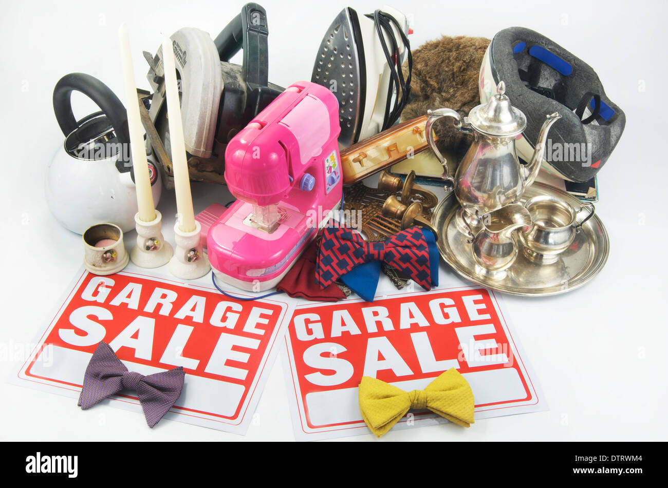 Flohmarkt Sachen mit Garage Verkauf Zeichen auf weiß Stockfoto