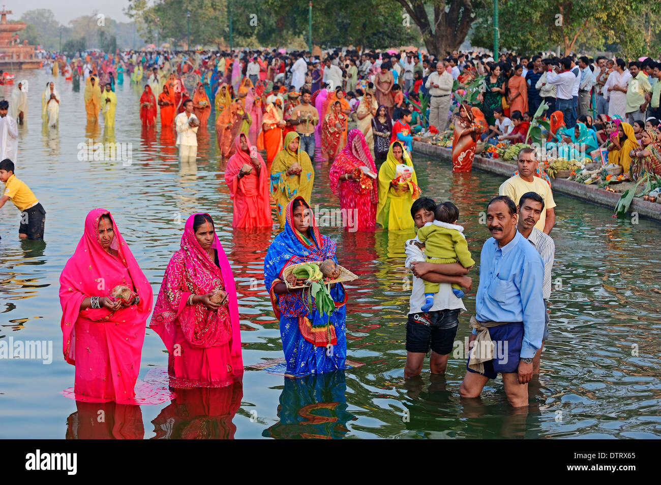 Hindus während des Chhath Festivals, New Delhi, Indien / New Dehli, hinduistische Festival Stockfoto