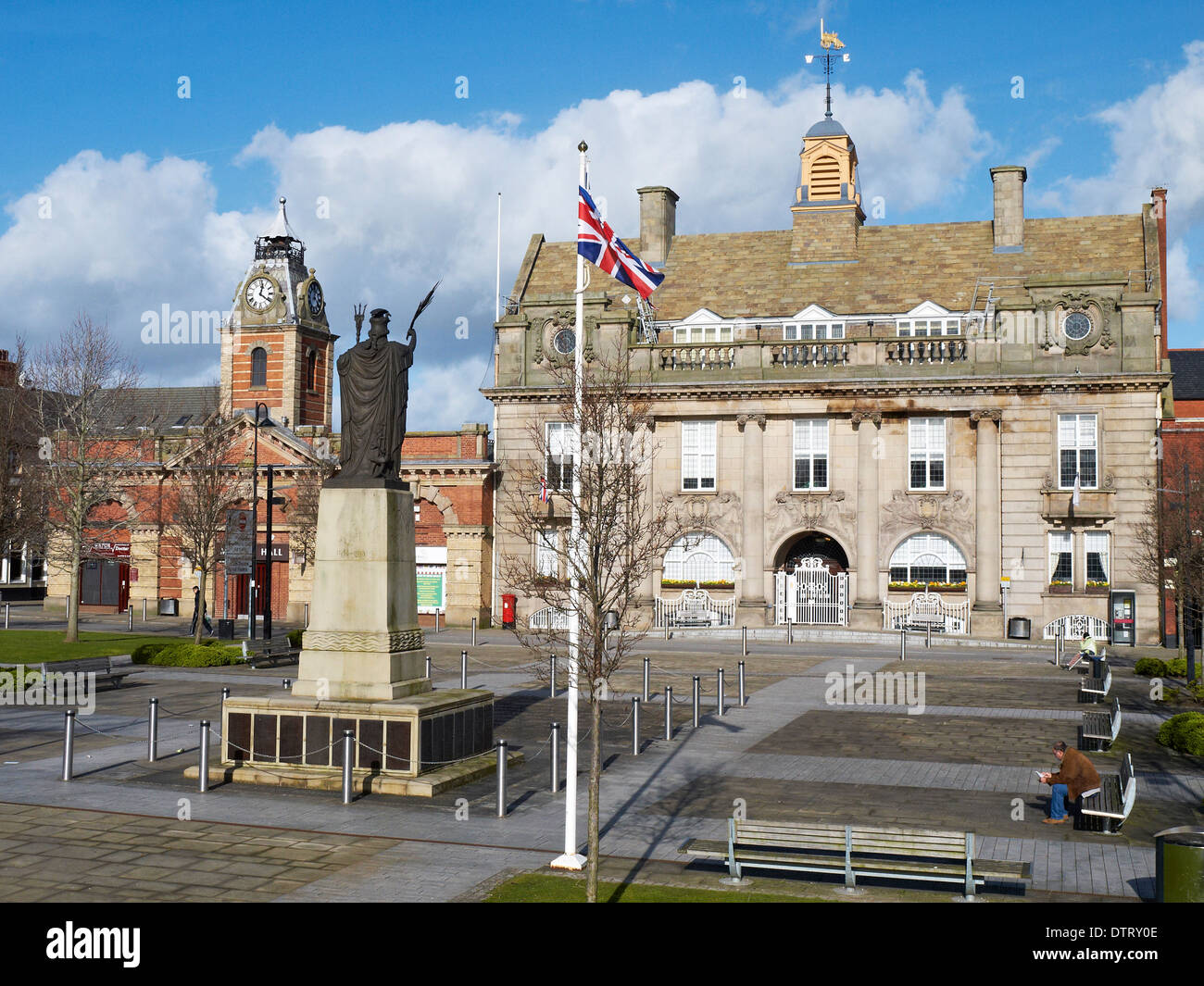 Markthalle und Stadtgebäude mit Kriegerdenkmal in Crewe-Hésshire, Großbritannien Stockfoto