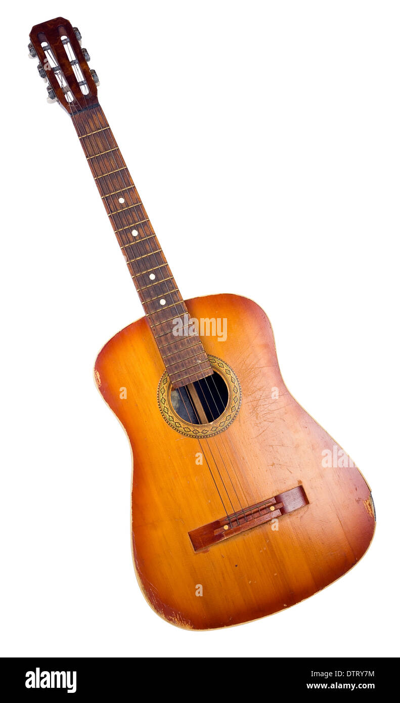 Alten schmutzigen Noname gebrochen akustischen Gitarre gekauft vor vierzig Jahren. Isoliert auf weiss mit patch Stockfoto