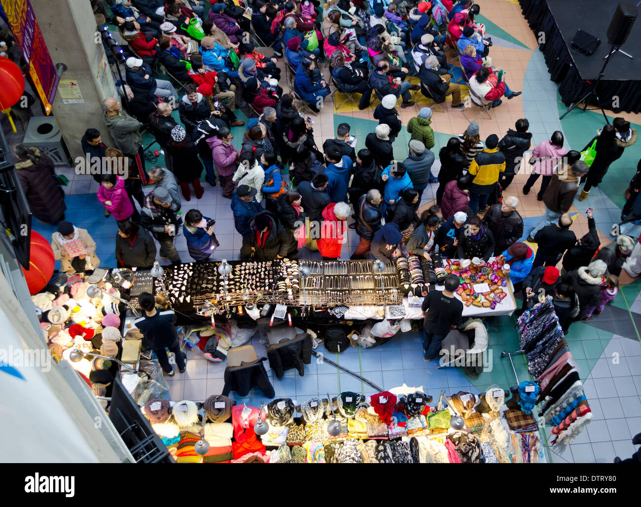 Draufsicht der Massen von Menschen in einem Einkaufszentrum genießen Chinese New Year Feierlichkeiten in Vancouver, Kanada. Stockfoto