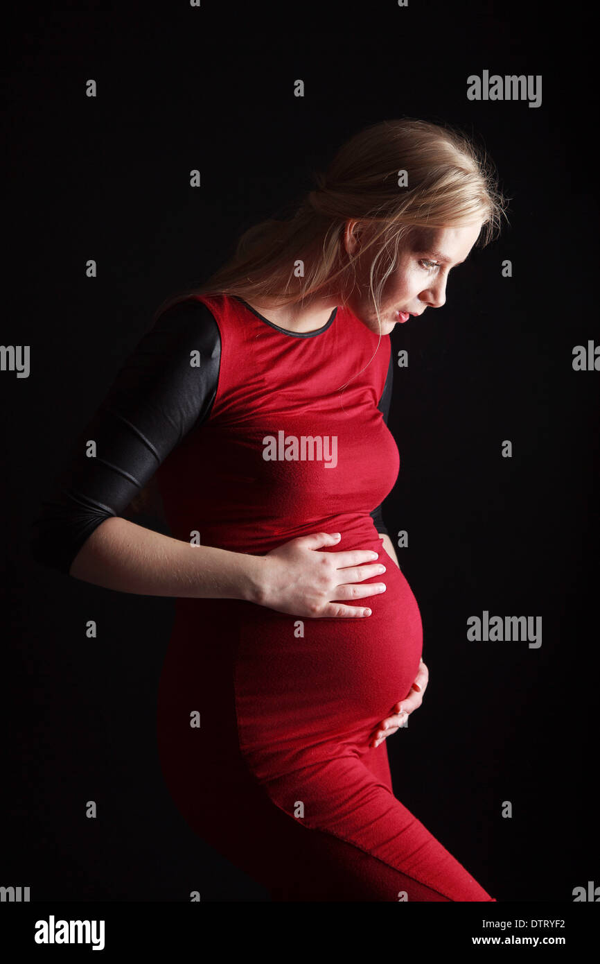 Attraktive Frau im letzten Monat der Schwangerschaft Stockfoto