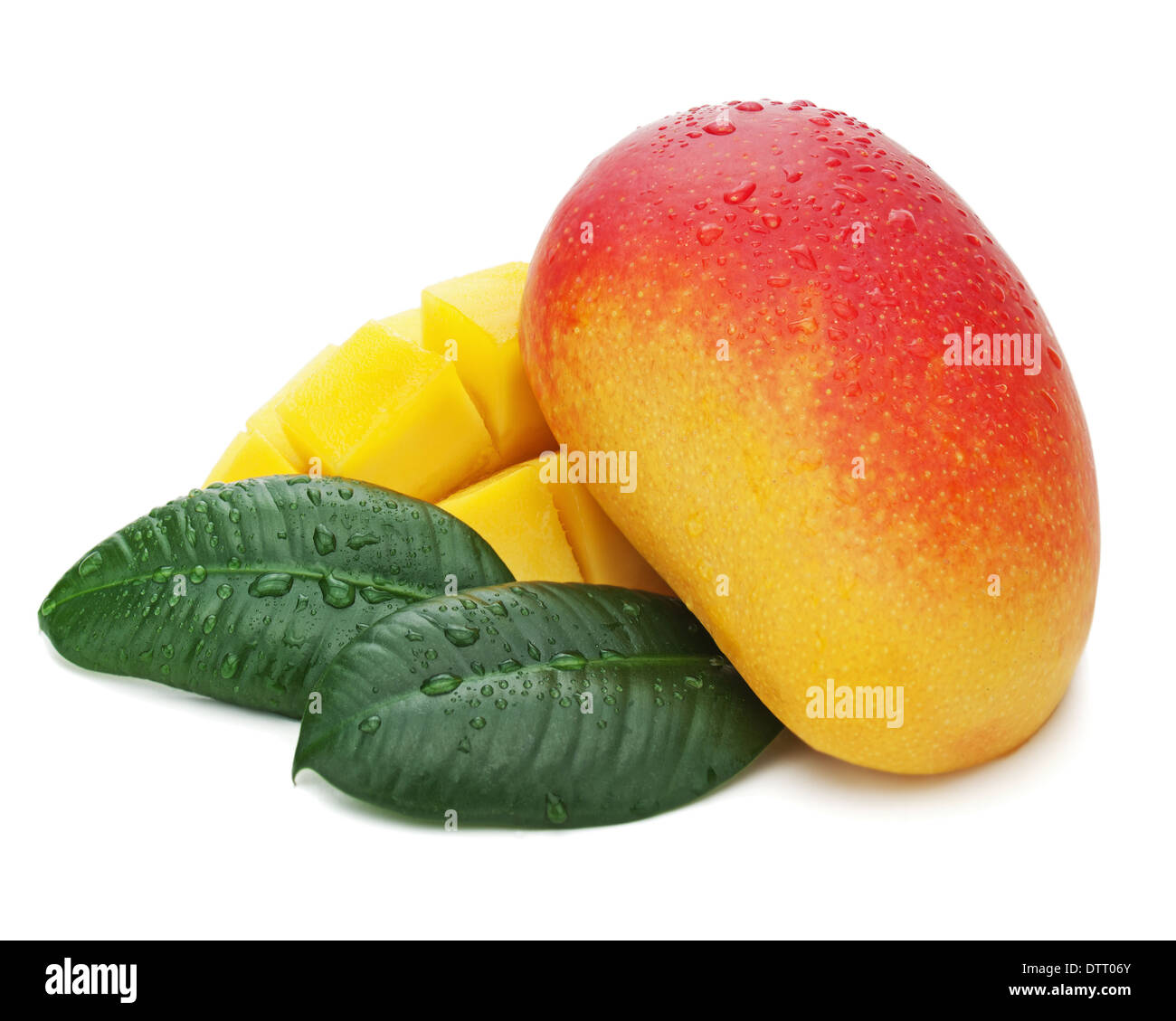 Mango-Frucht mit grünen Blättern, die isoliert auf weißem Hintergrund. Closeup. Stockfoto