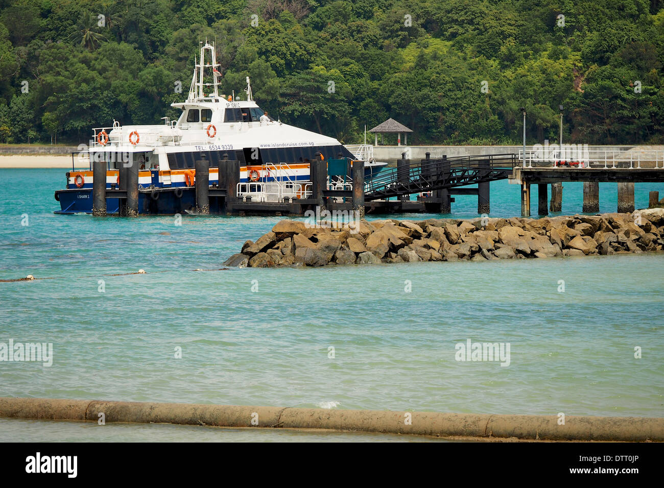 Fährverbindungen von Singapur Island Cruise am St. John Island Steg festgemacht, um Fahrgäste betrieben Stockfoto