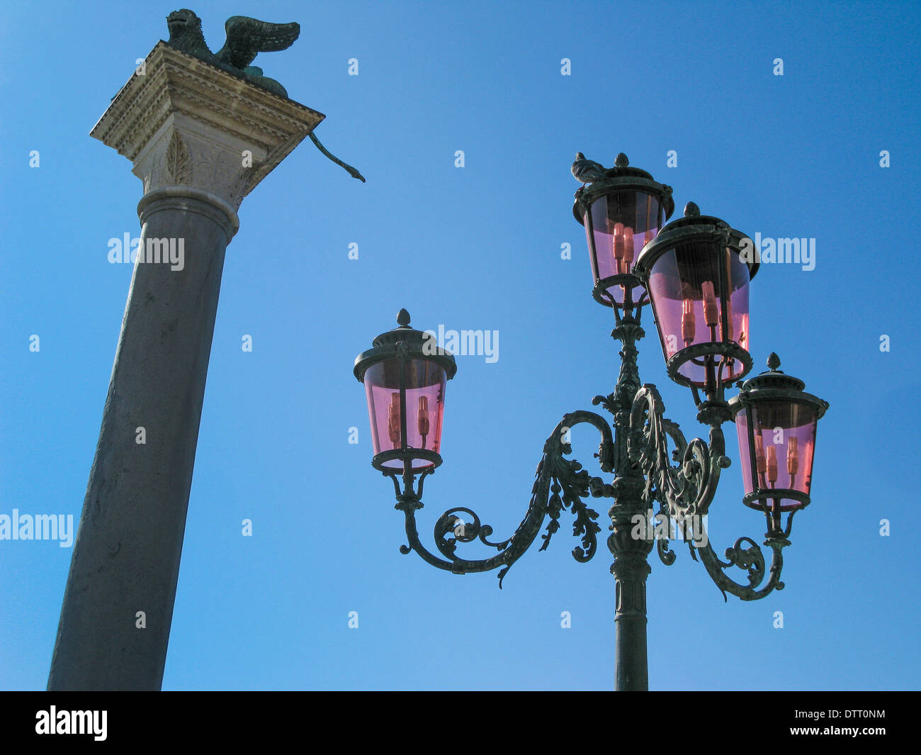 Laterne und Spalte des Löwen von San Marco. Piazza San Marco. Venedig. Veneto. Italien Stockfoto