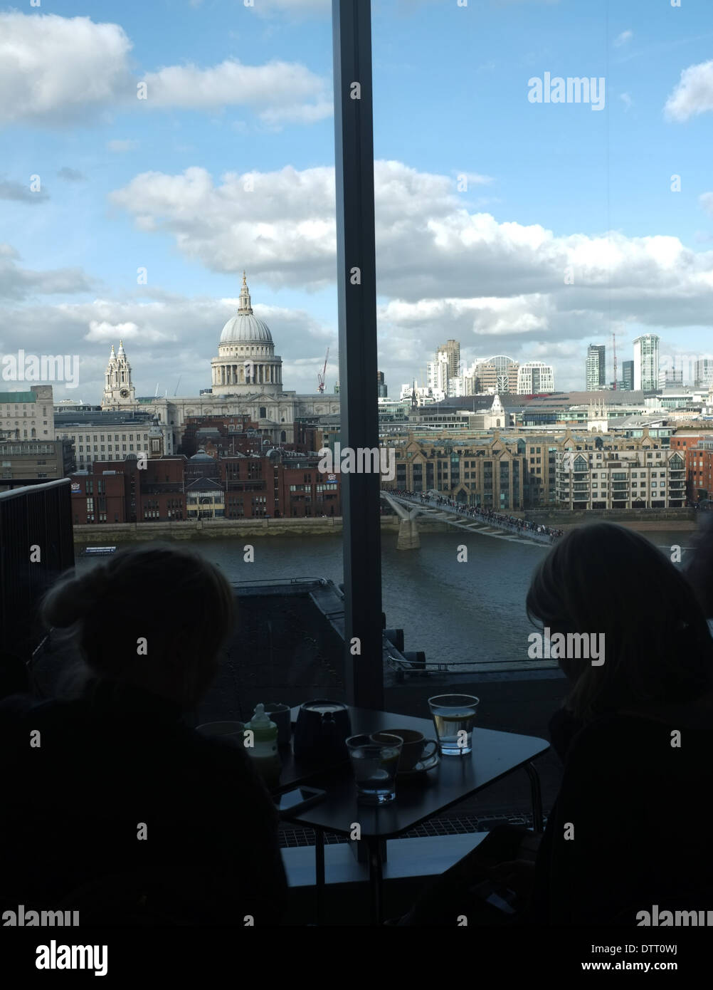 Café am Thames river Stockfoto Café am Thames river Stockfoto