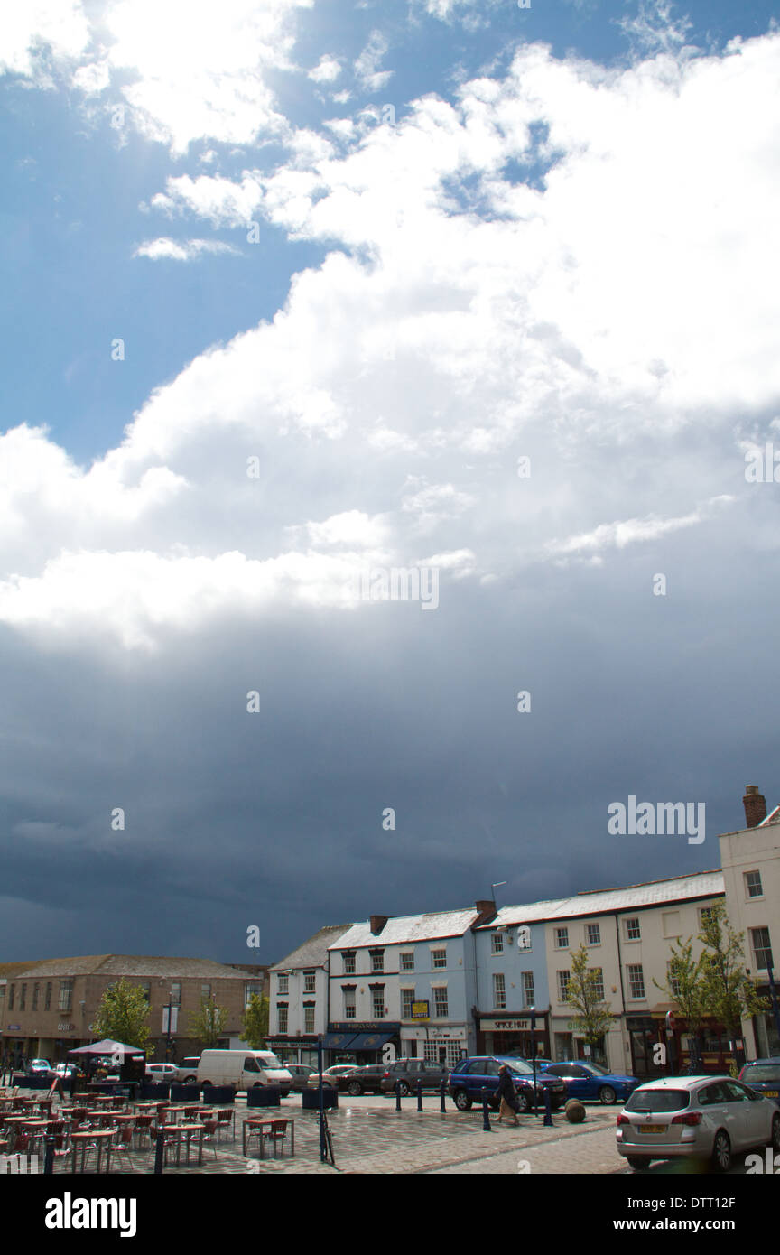 Stürmische dunklen Himmel über Warwick Stadtzentrum Stockfoto