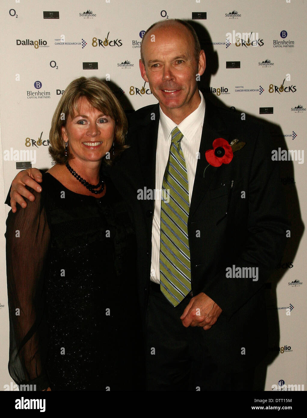 Rugby-Trainer Sir Clive Woodward mit Frau an der Cnacer Forschung Charity-Event in London Stockfoto