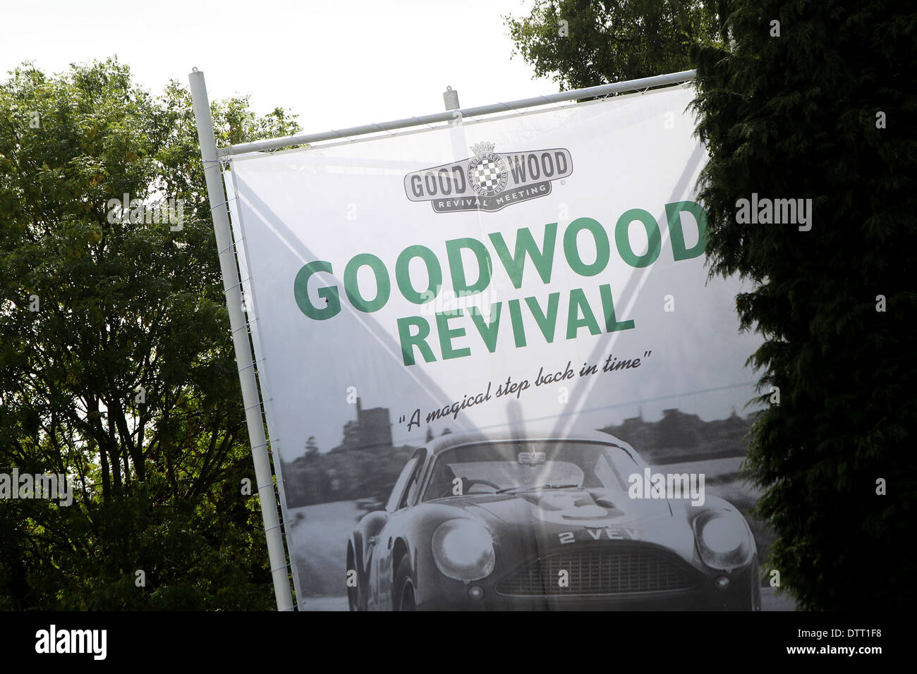 Ortseingangsschild für das Goodwood Revival 2013 Stockfoto