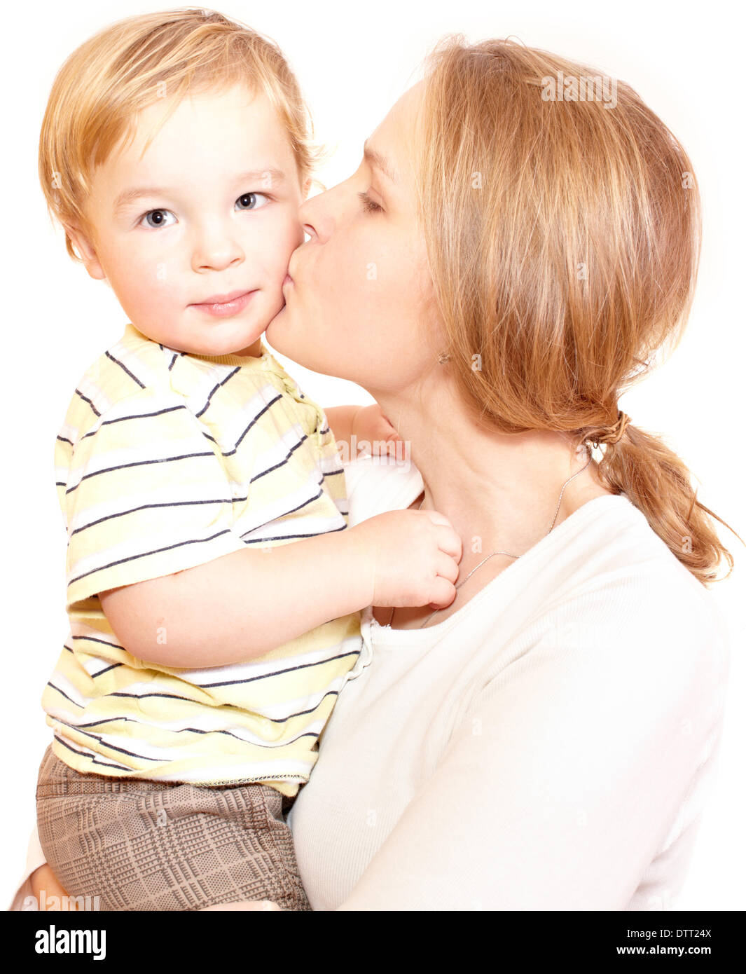 Junge Mutter glücklich ist ihr Kind küssen. Stockfoto