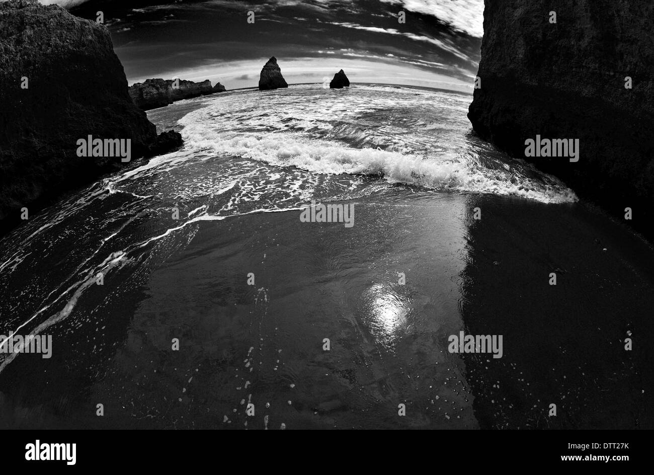 Portugal, Algarve: Wellen und Felsen am Strand Prainha Stockfoto