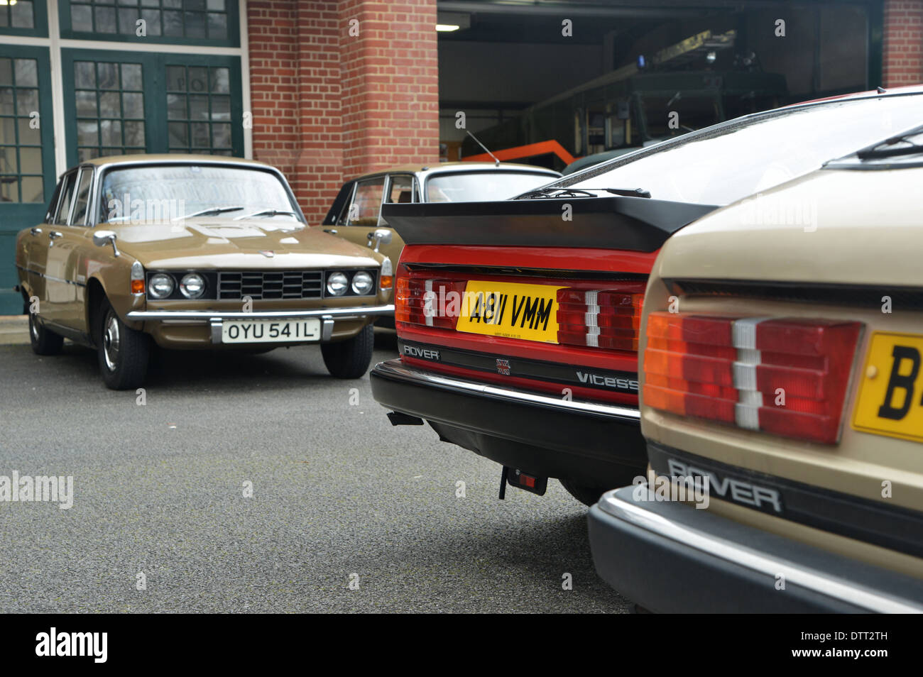 Klassische Rover SD1 Stiefel vor älteren P6 Autos in einem Auto-Club treffen in England Stockfoto