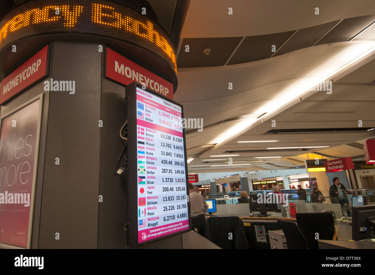 Flughafen-Zeichen mit Wechselkursen Stockfoto