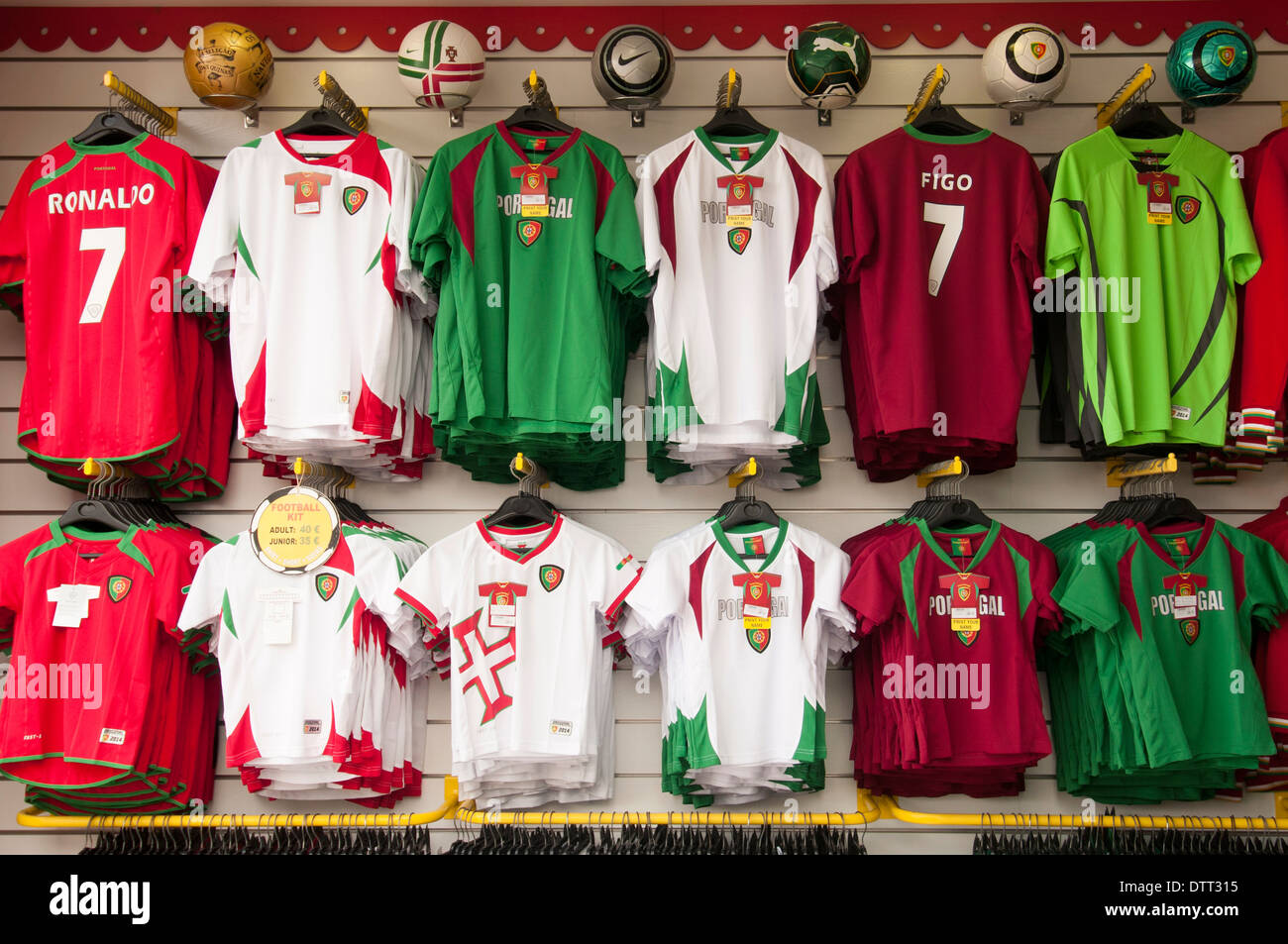 Geschäft mit Portugal Fußballtrikots Stockfoto