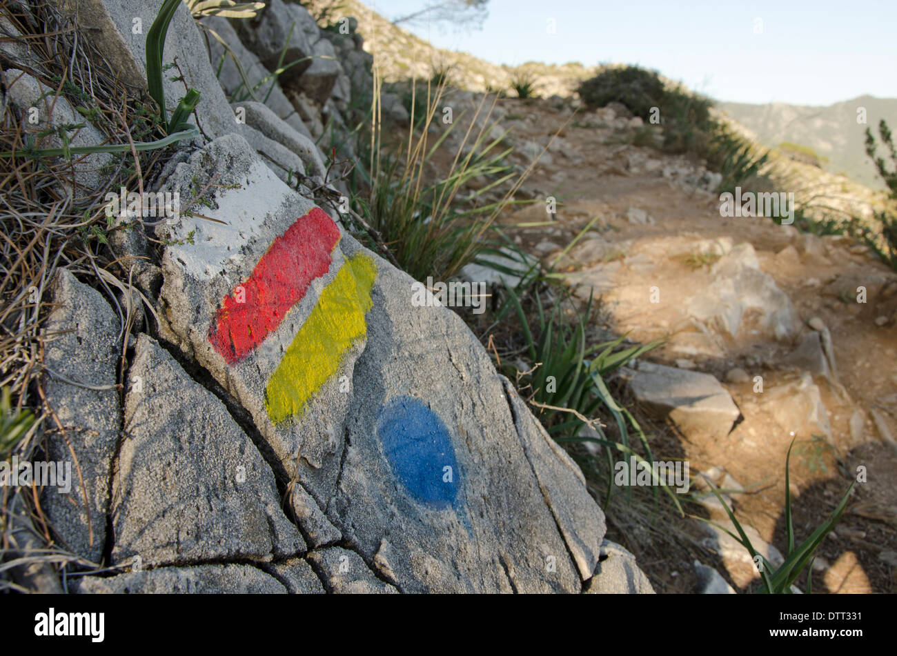 Wanderweg mit deutlichen Zeichen gemalt auf Felsen in Mijas, Spanien. Stockfoto