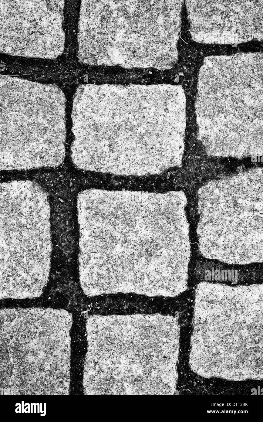 Schwarz / weiß Draufsicht auf Kopfsteinpflaster. Oberfläche der Fußweg mit quadratischen Steinen. Stockfoto