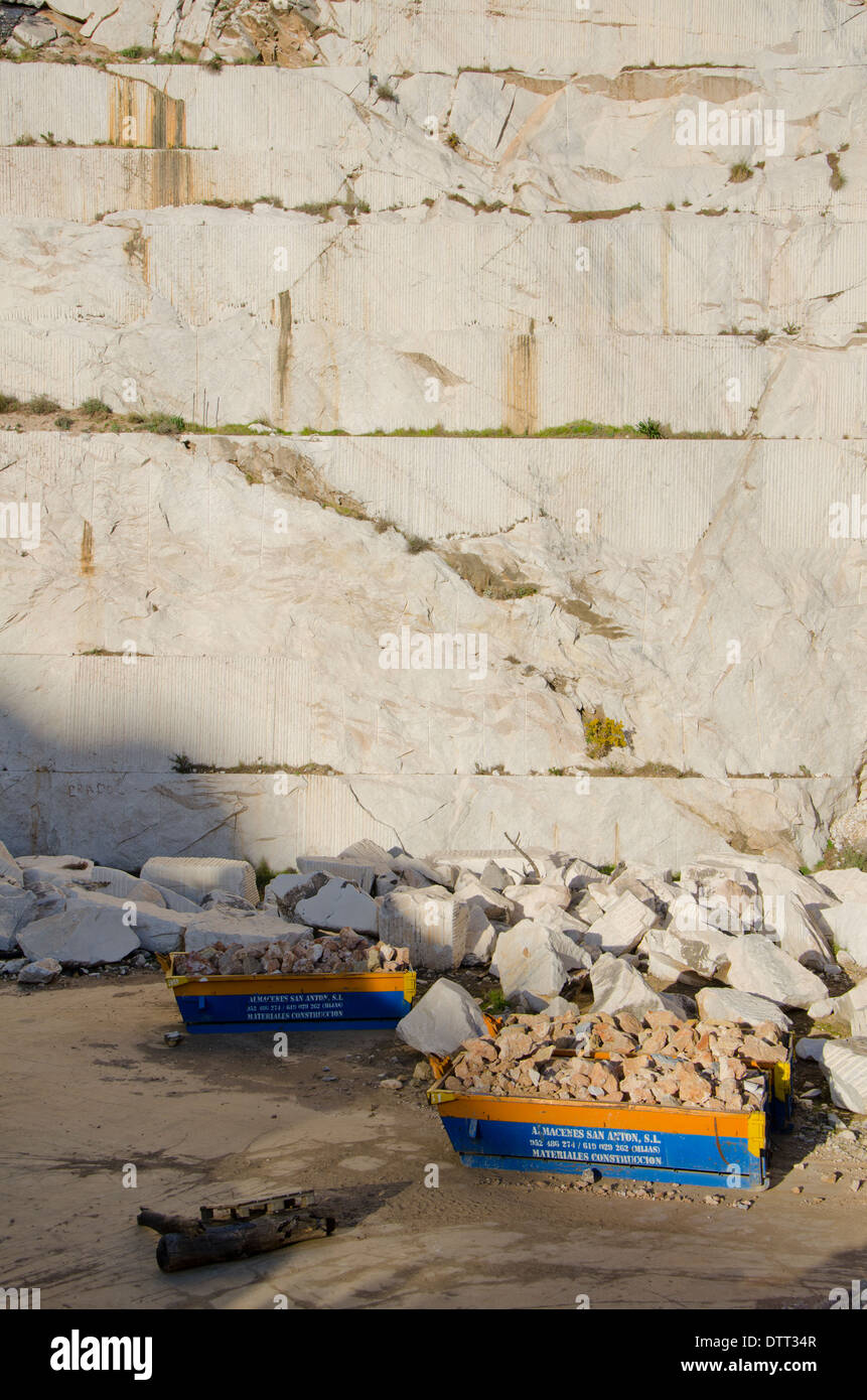 Marmor-mine in Mijas mit zwei Behältern gefüllt mit Steinen, Südspanien. Stockfoto