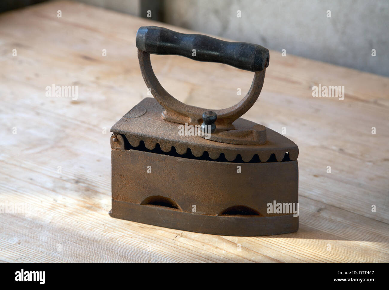 Das alte Eisen auf einem Tisch im Balken Stockfoto