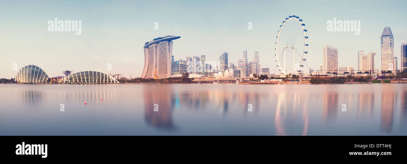 Panorama-Bild von Singapurs Skyline bei Sonnenaufgang. (genäht aus mehreren Bildern: Panorama) Stockfoto
