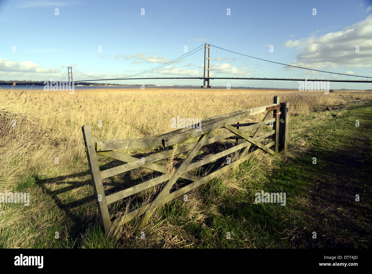 Das Südufer des Flusses Humber unter der Humber-Brücke, wo eine Flutwelle im Dezember 2013 Küstenschutzes weggespült. Stockfoto