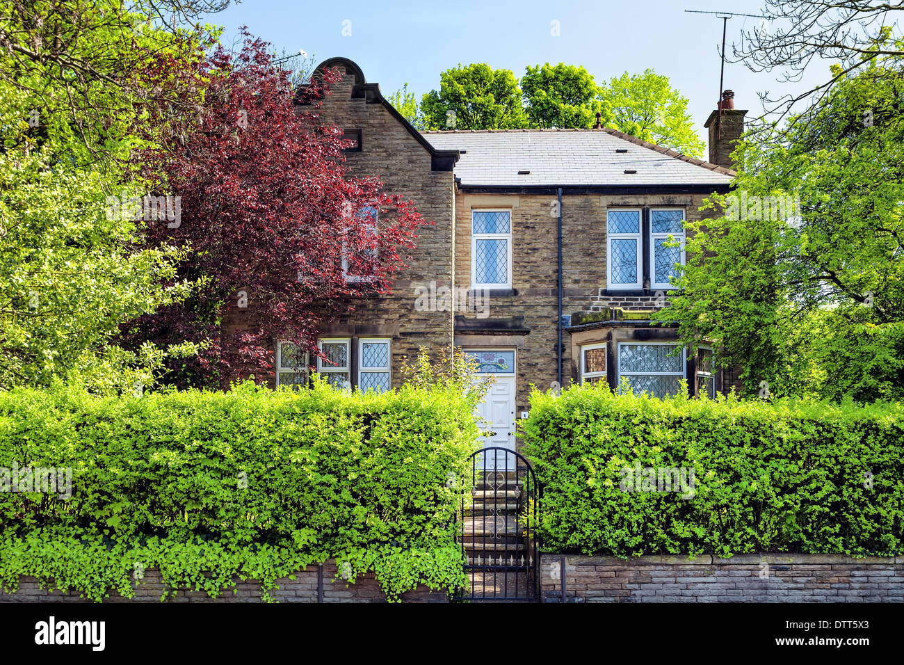 Ein typisches englisches Haus mit Garten Stockfoto