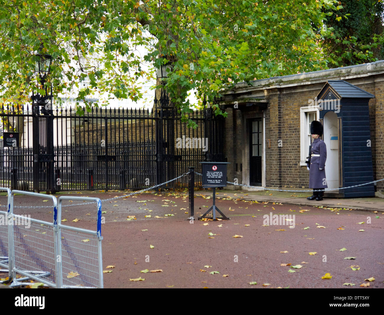 Queens Guard außerhalb Clarence House in London Stockfoto