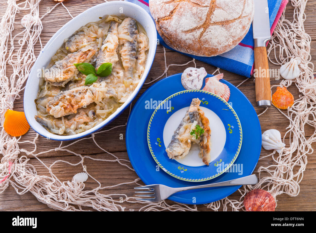Sauer eingelegte gebratene Heringe Stockfoto
