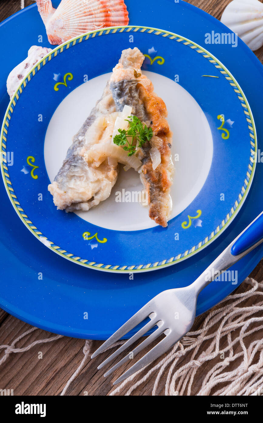 Sauer eingelegte gebratene Heringe Stockfoto