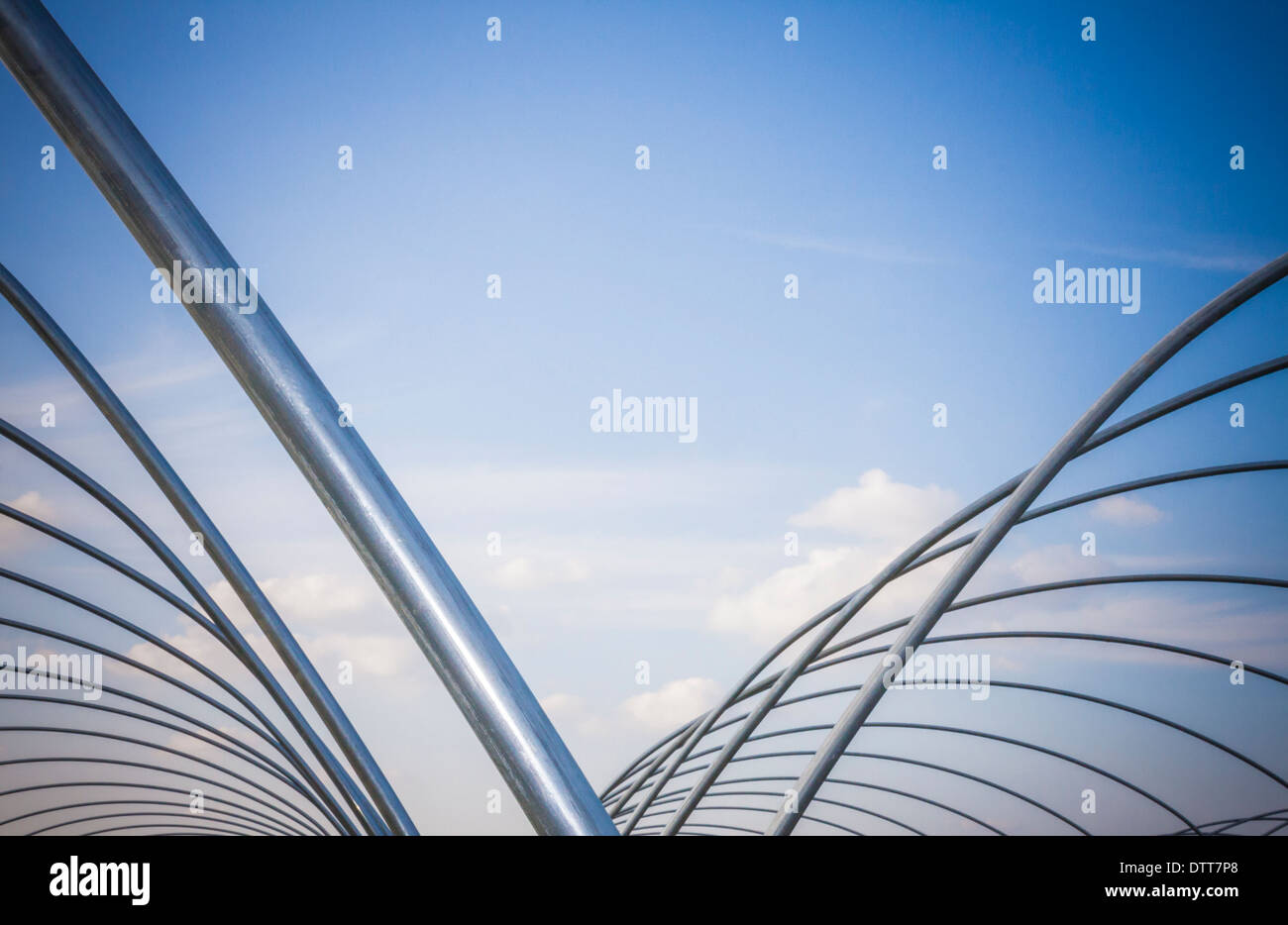 Dachkonstruktion des kommerziellen Cloche Rahmen für die Pflanzenproduktion. Stockfoto
