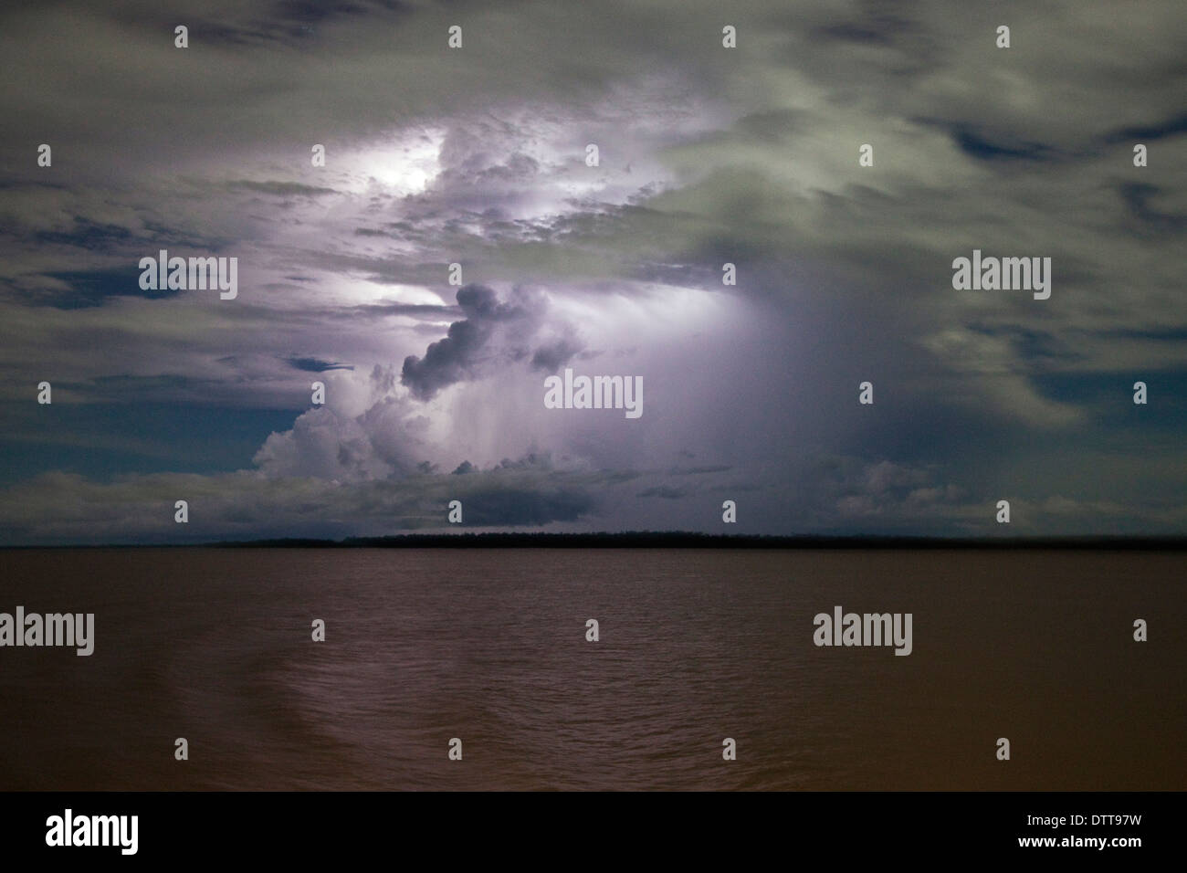 Dramatische Wetterleuchten unter Gewitterwolken leuchtet am Nachthimmel über dem Amazonas, Amazonas, Brasilien Stockfoto