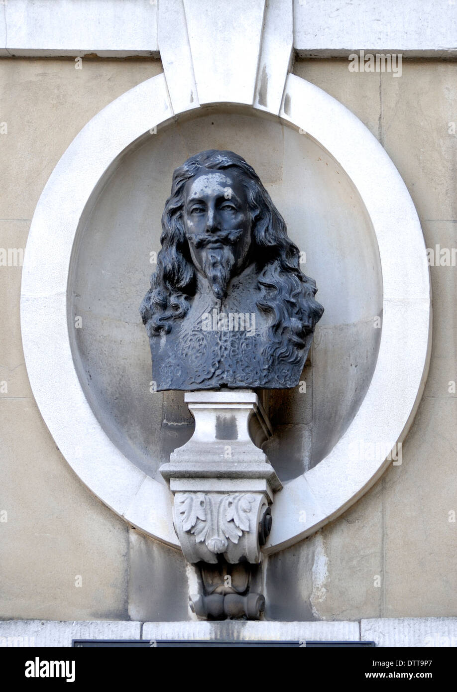 London, England, Vereinigtes Königreich. Bronze-Büste (c1800) von Charles ich (1600-49) über der Tür der festlich bewirten des Hauses in Whitehall Stockfoto