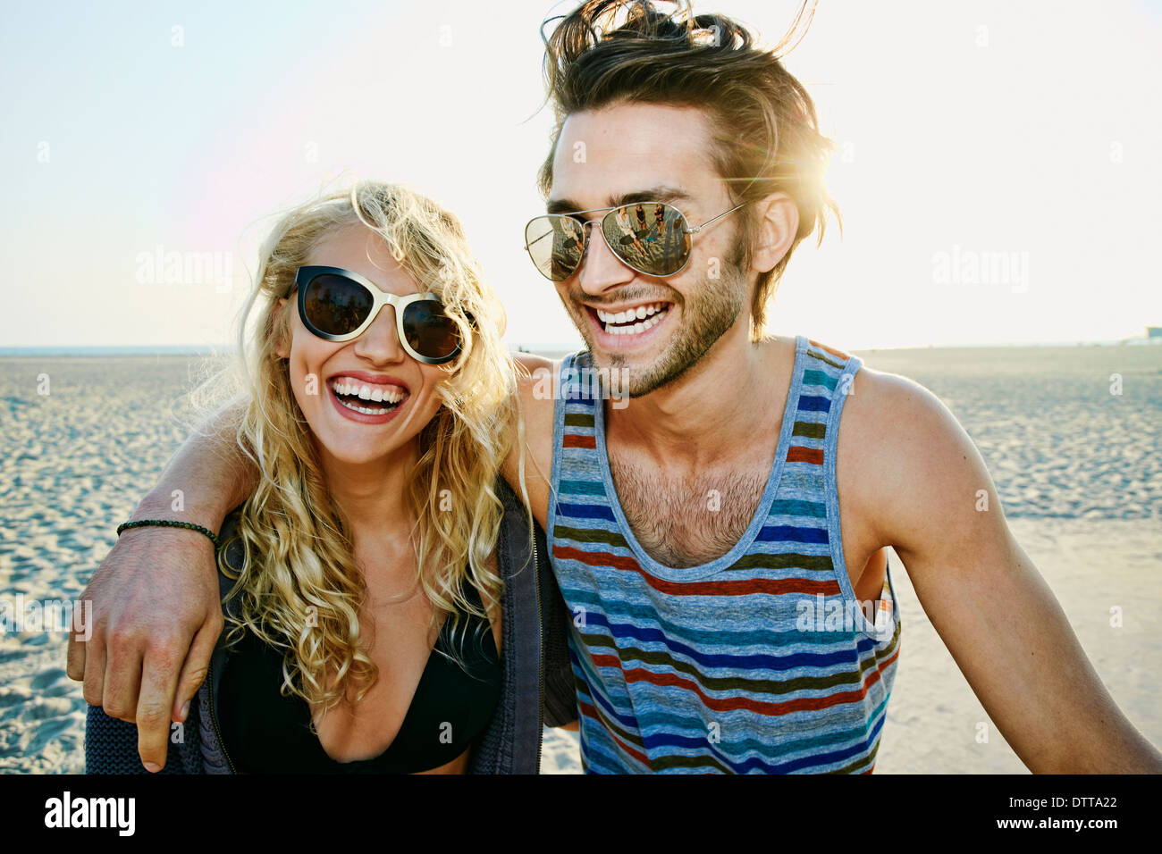 Paar lächelnd zusammen am Strand Stockfoto