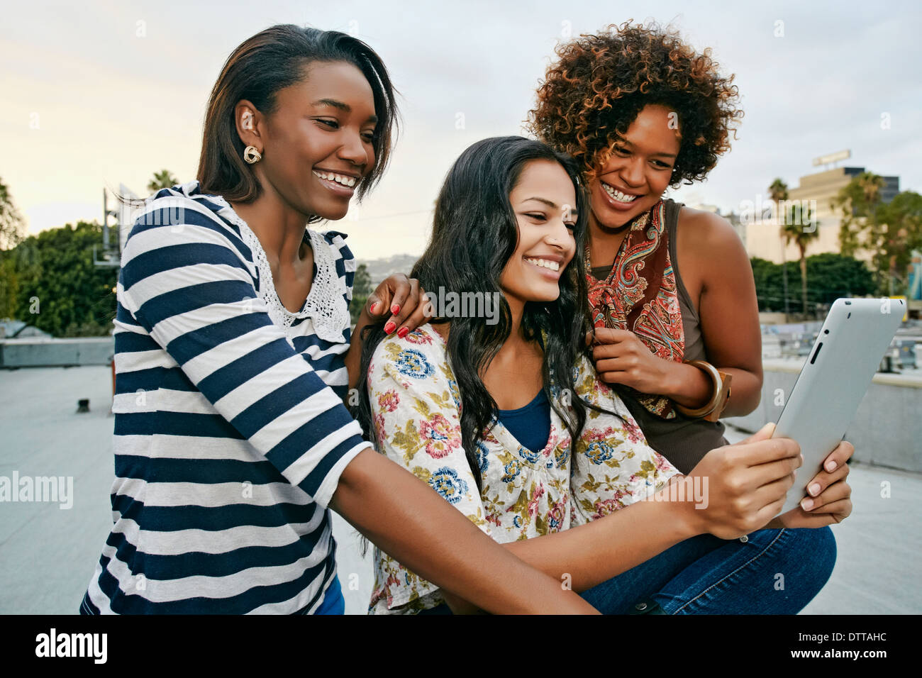 Frauen mit digital-Tablette auf städtischen Dach Stockfoto