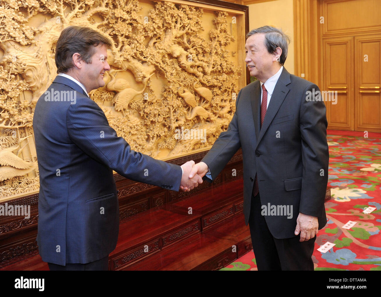 Peking, China. 24. Februar 2014. Chinese Vice Premier Ma Kai (R) trifft sich mit Pierre Beaudoin, President und Chief Executive Officer von Bombardier, Kanadas führender Flugzeughersteller in Peking, Hauptstadt von China, 24. Februar 2014. © Zhang Duo/Xinhua/Alamy Live-Nachrichten Stockfoto
