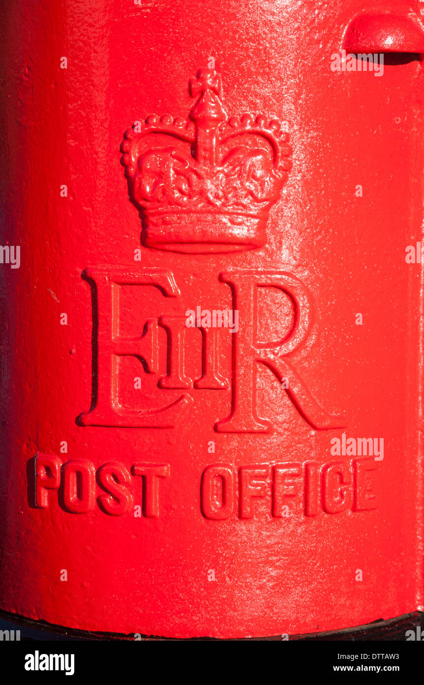 Nahaufnahme von traditionellen roten Royal Mail-Postoffice Säule Box von Königin Elizabeth die Sekunde, UK Stockfoto