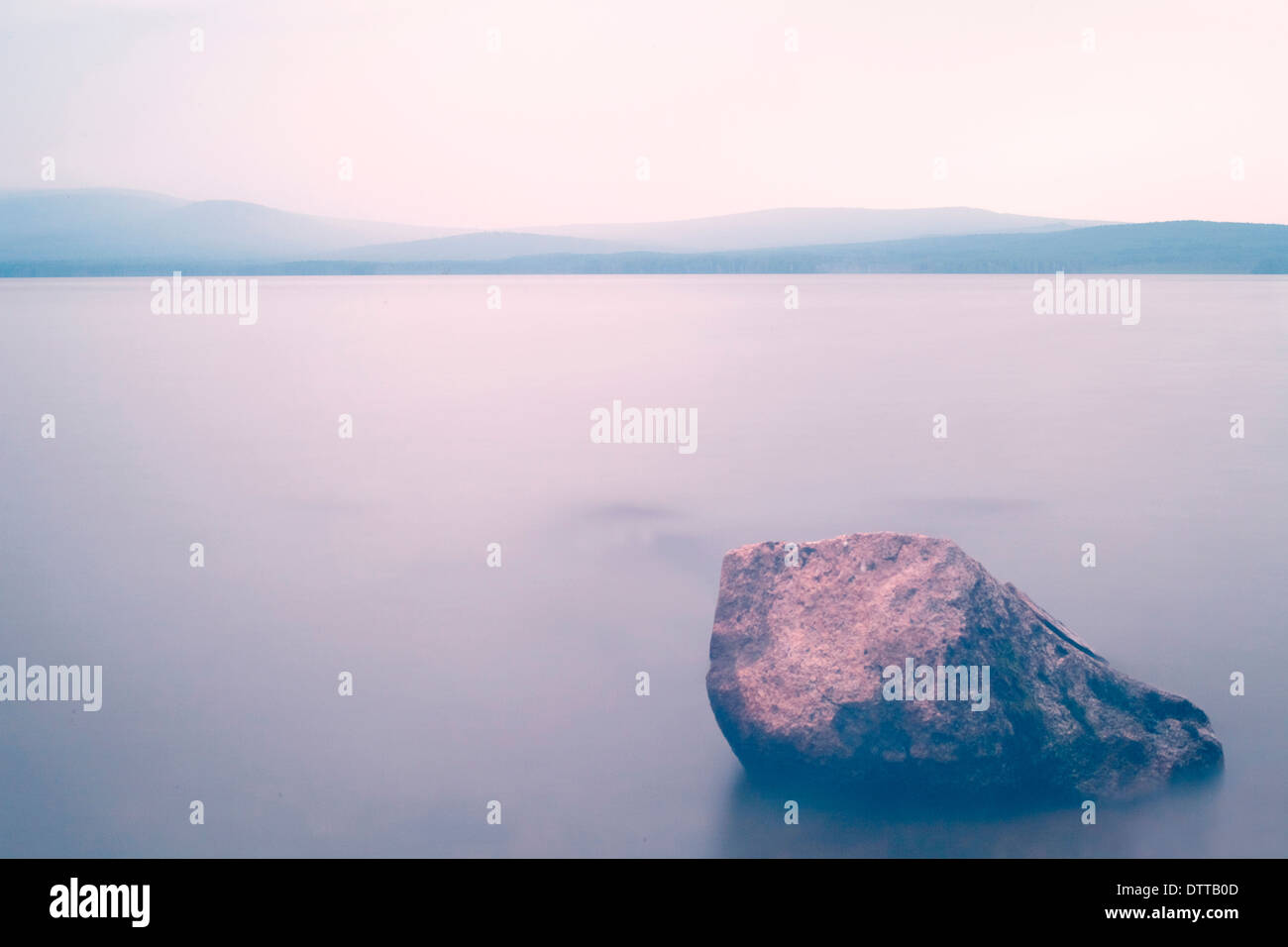 Felsen am Ufer des ruhigen See Stockfoto