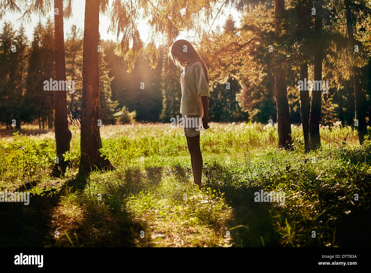 Kaukasische Mädchen zu Fuß im Wald Stockfoto