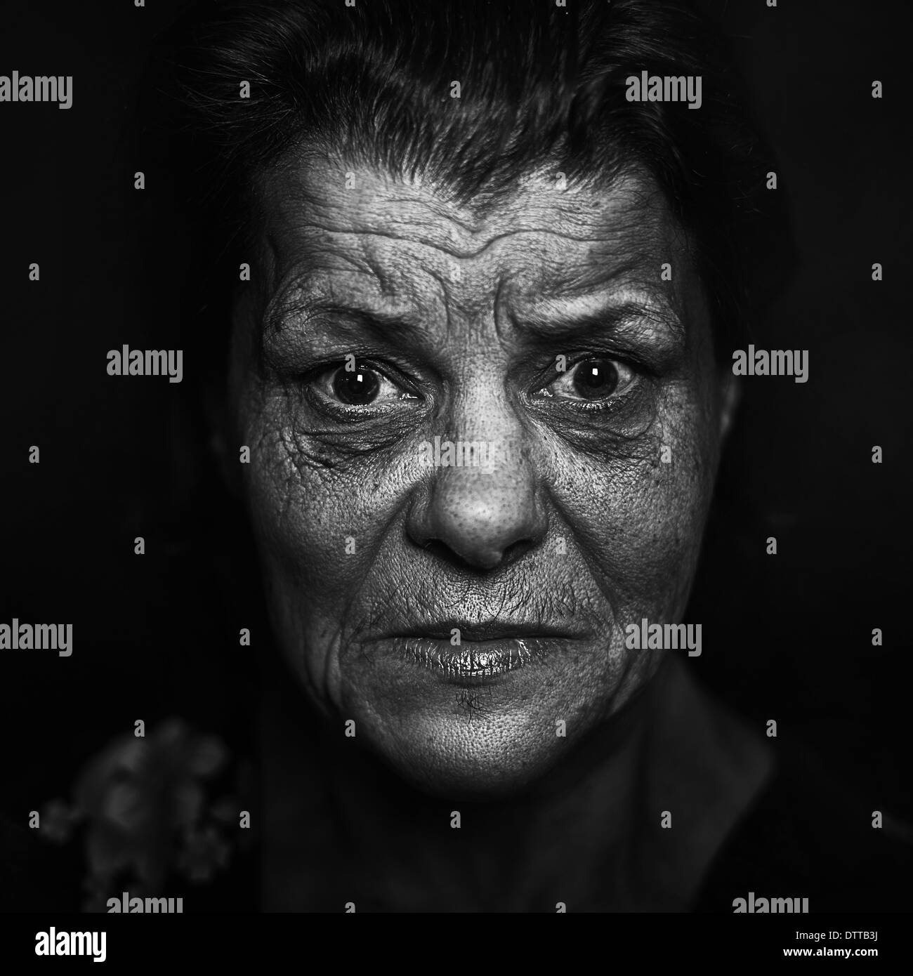 Nahaufnahme von Senior kaukasischen Frau ins Gesicht Stockfoto