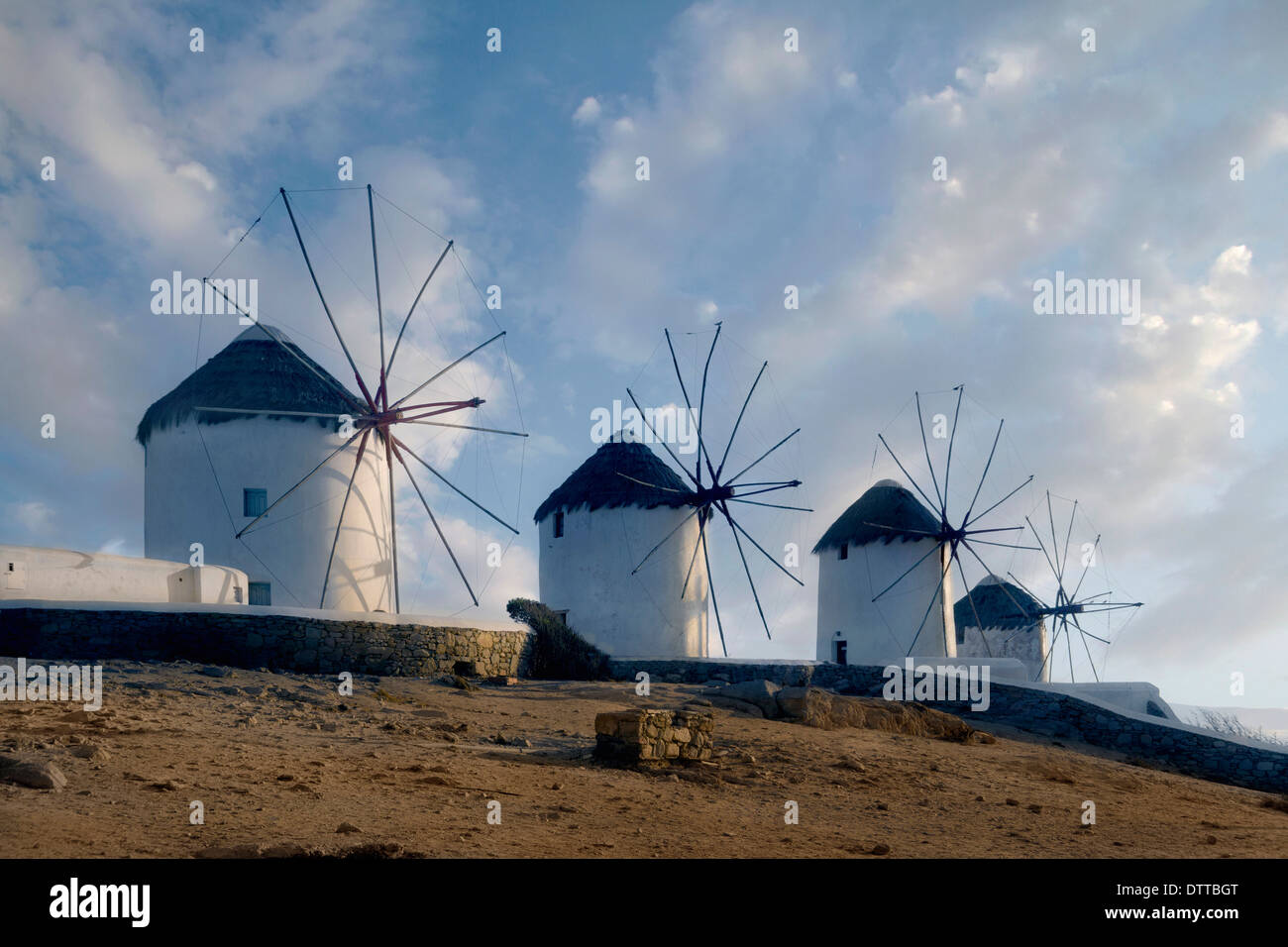 Blanken Windmühlen in ländlichen Landschaft, Mykonos, Griechenland Stockfoto