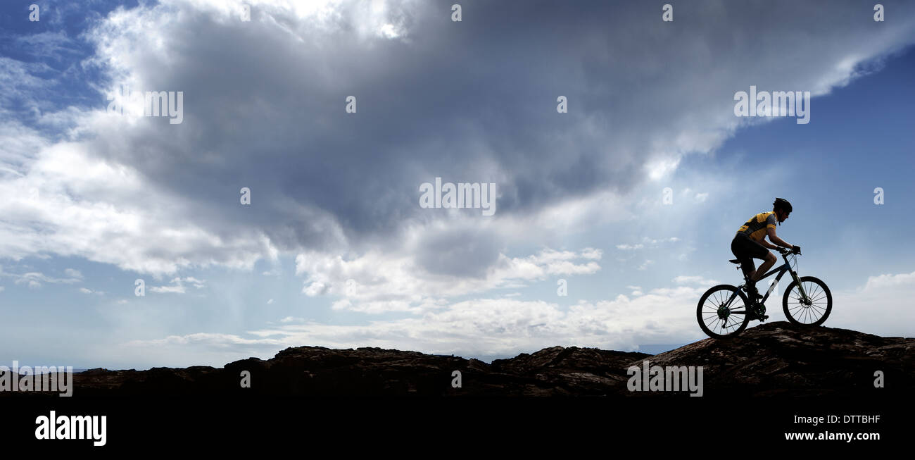 Silhouette der Mountainbiker in Felslandschaft Stockfoto