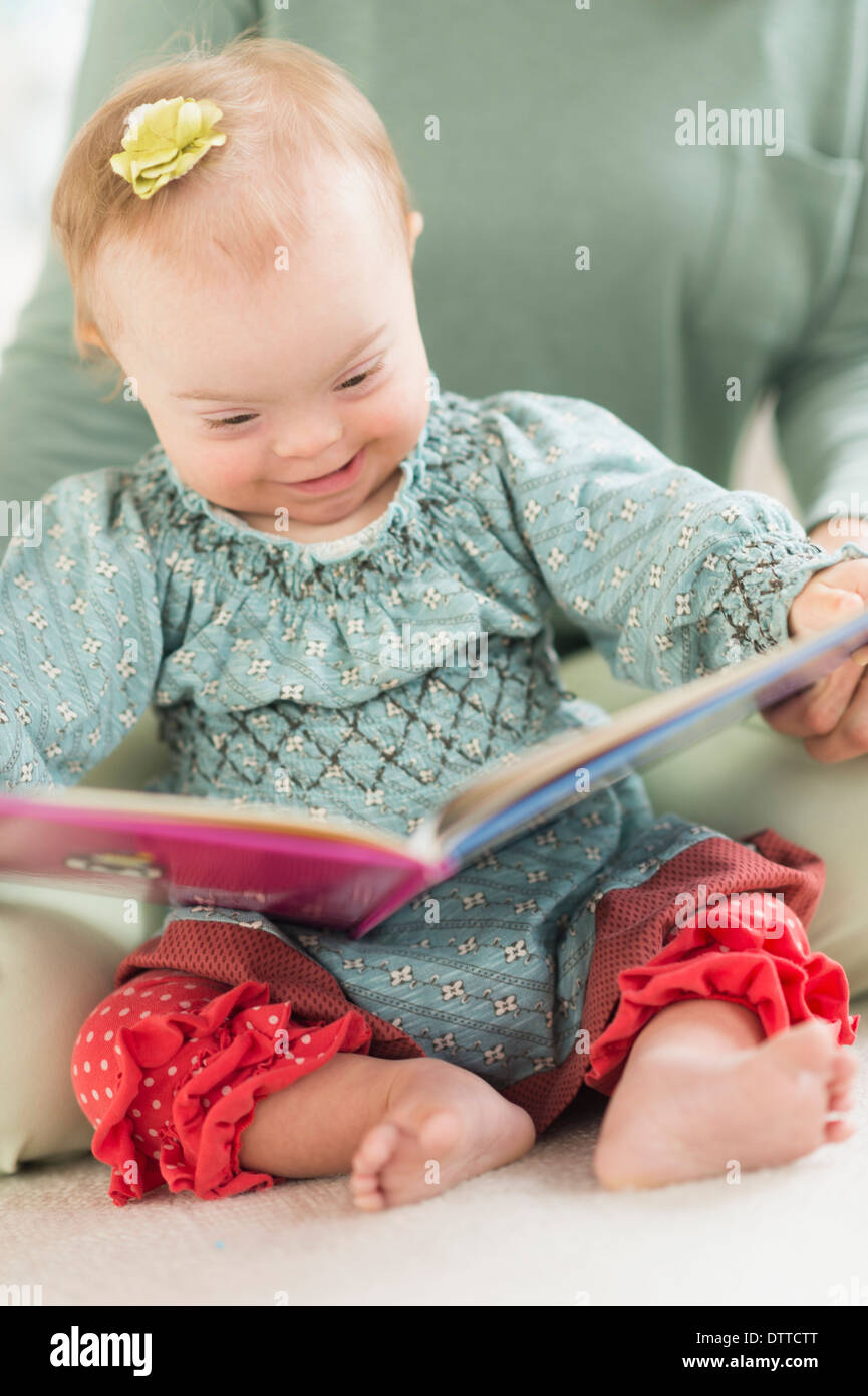 Kaukasische Mädchen mit Down-Syndrom lesen Stockfoto