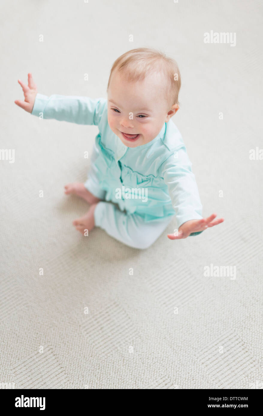 Kaukasische Mädchen mit Down-Syndrom zu lachen Stockfoto