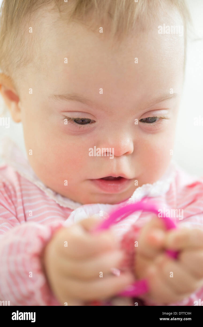 Kaukasische Mädchen mit Down-Syndrom, spielen mit ring Stockfoto
