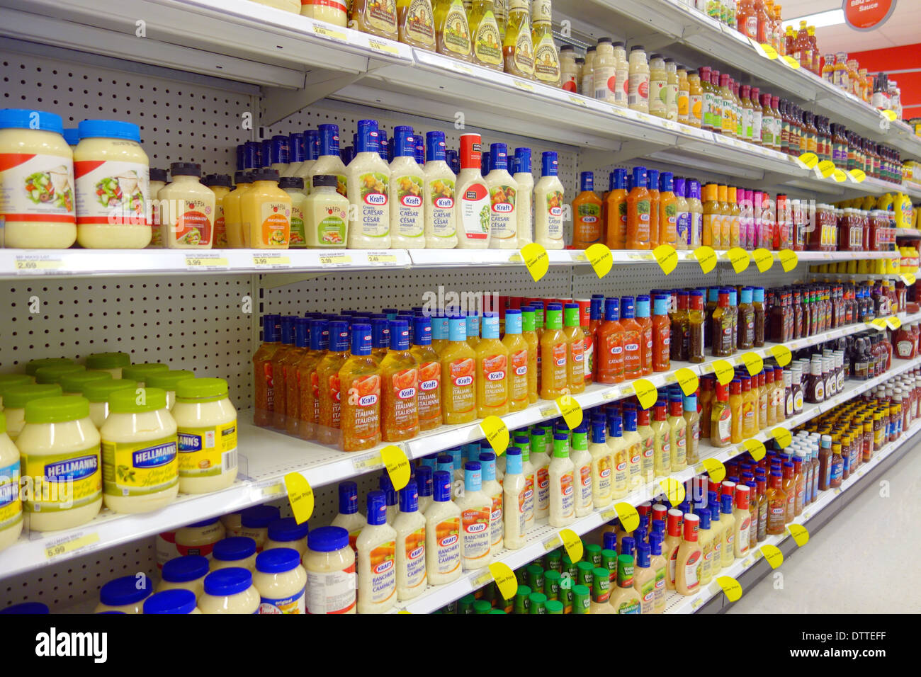 Salat-Dressing Flaschen auf einem Supermarktregal Stockfoto
