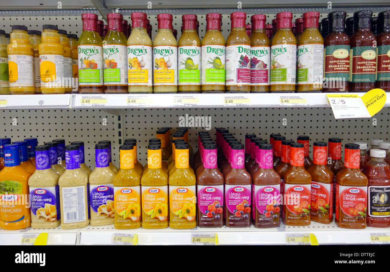 Salat-Dressing Flaschen auf einem Supermarktregal Stockfoto